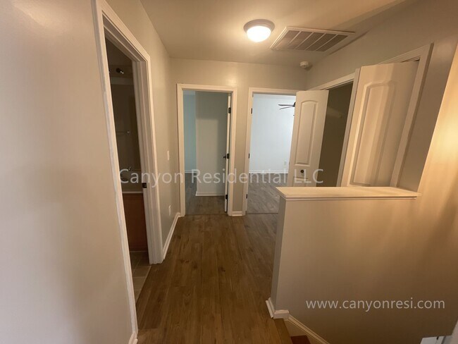 Building Photo - Beautiful 3b Room!Move in ready!