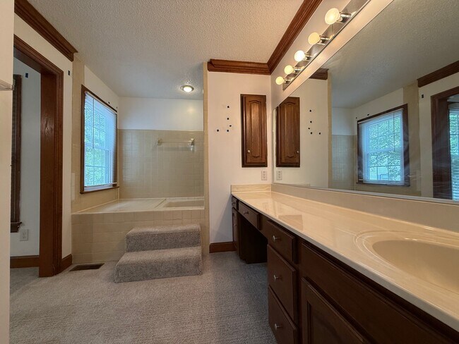 Building Photo - 722 Lord Dunmore Dr