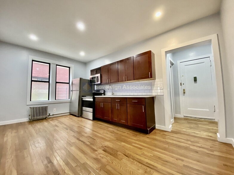 Primary Photo - 24 Thayer St