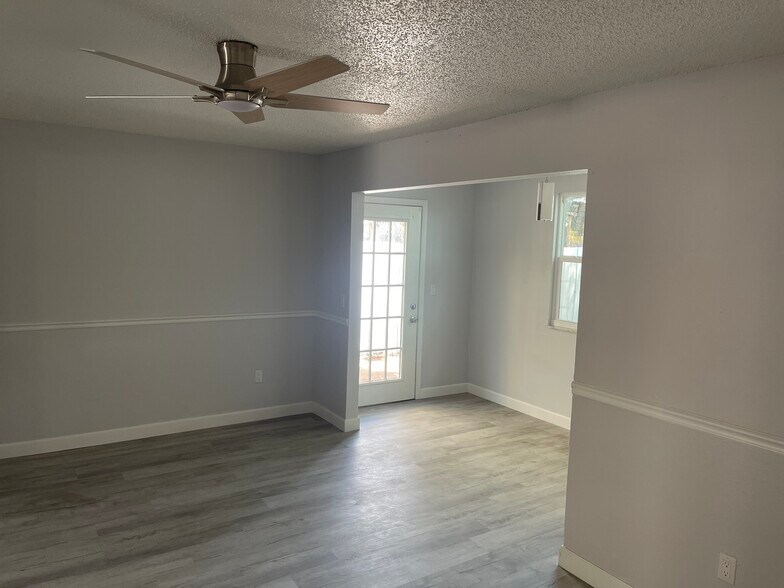 Open and airy floor plan - 152 Douglas Rd W