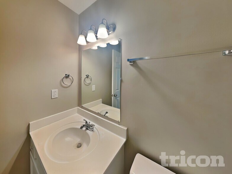 Building Photo - 2829 Rosemeade Dr