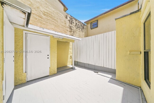 Building Photo - 9674 Fontainebleau Blvd