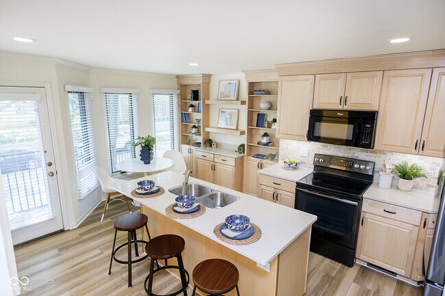 Building Photo - 592 E Vermont St