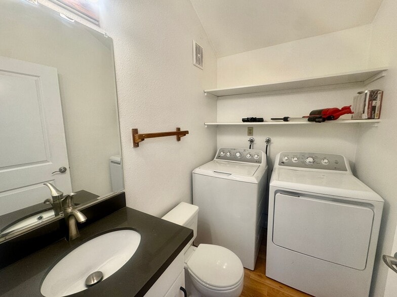 Building Photo - AK Duplex