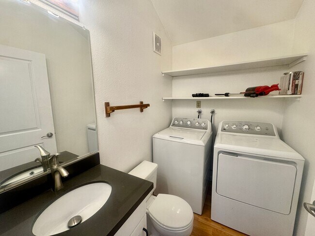 Building Photo - AK Duplex