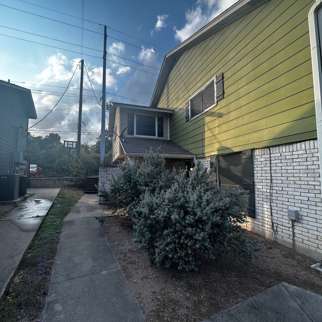 Building Photo - 7204 Creekside Dr