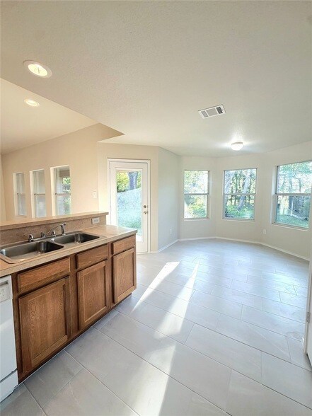 Building Photo - 715 Hallvale Dr