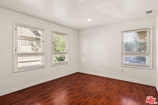 Building Photo - 2667 Menlo Ave