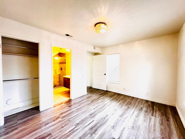 Building Photo - Spacious 3 bedroom 2 bath with attached ga...