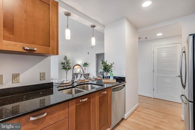 Building Photo - 5750 Bou Ave