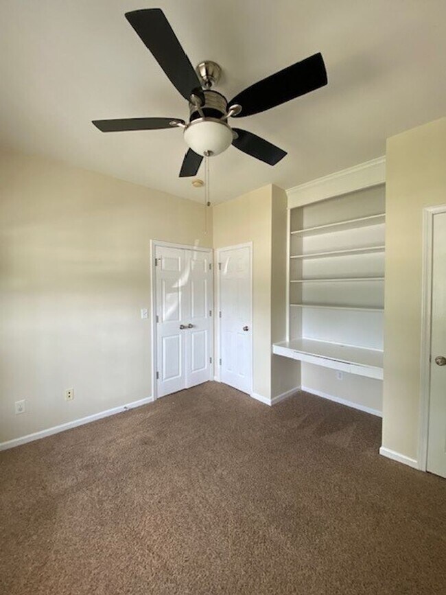 Building Photo - Welcome to this stunning 3-bedroom, 2-bath...