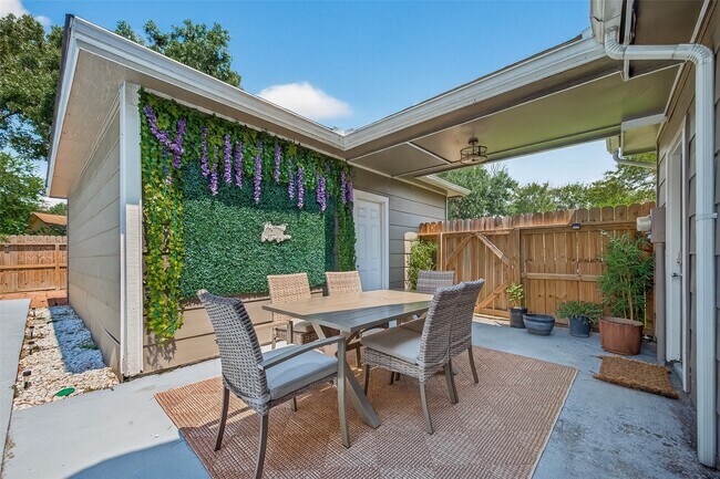 Building Photo - 5310 Holly View Dr