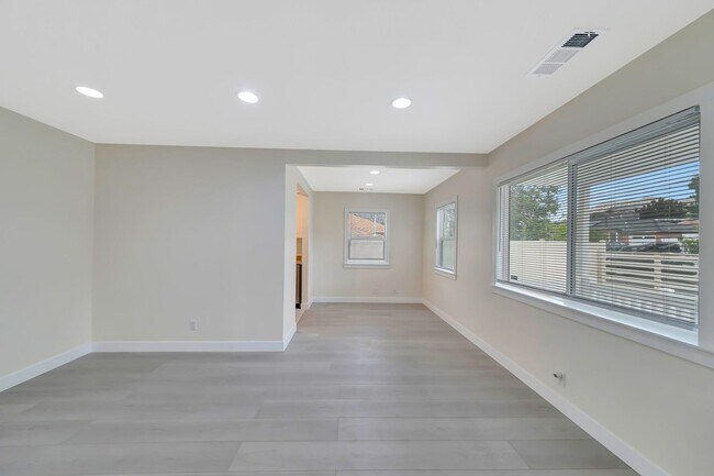 Building Photo - 10951 Whitegate Ave