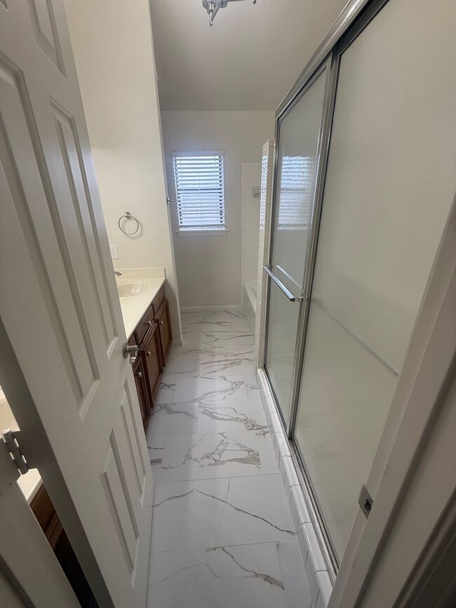 Building Photo - Garden Home