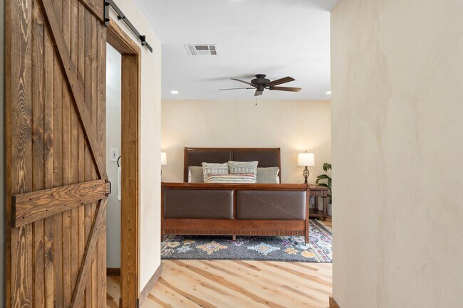 Building Photo - 9 E Del Rio Dr