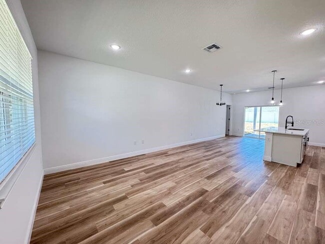 Building Photo - 8419 N Saxon Way