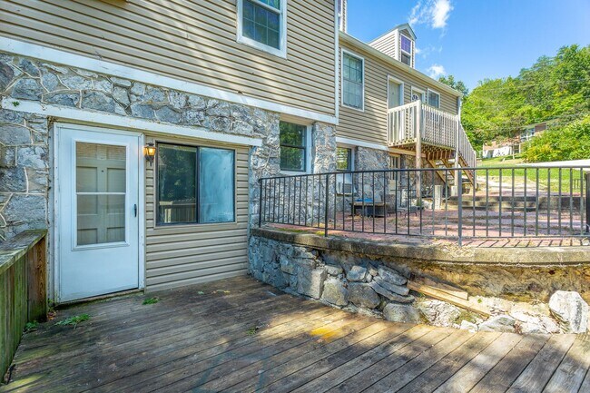 Building Photo - 321-325 Pine Ridge Road