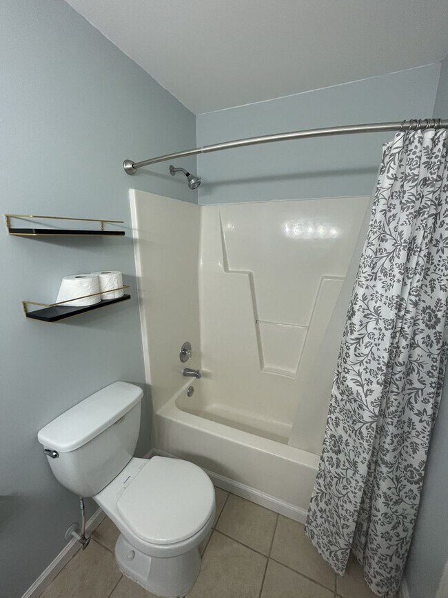 Building Photo - 164 Glenwood Dr
