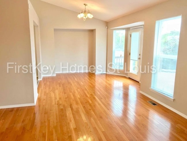 Building Photo - 14 Rivermeadows Dr
