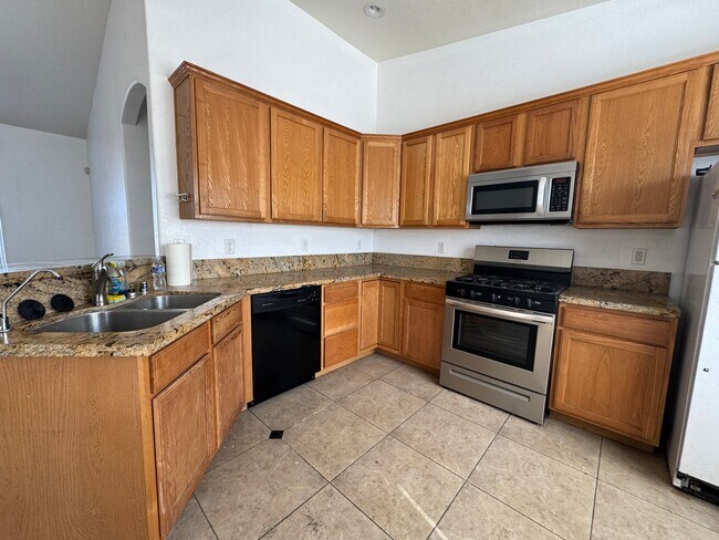 Building Photo - 3br 2ba Home with Garage and Yard near Rot...