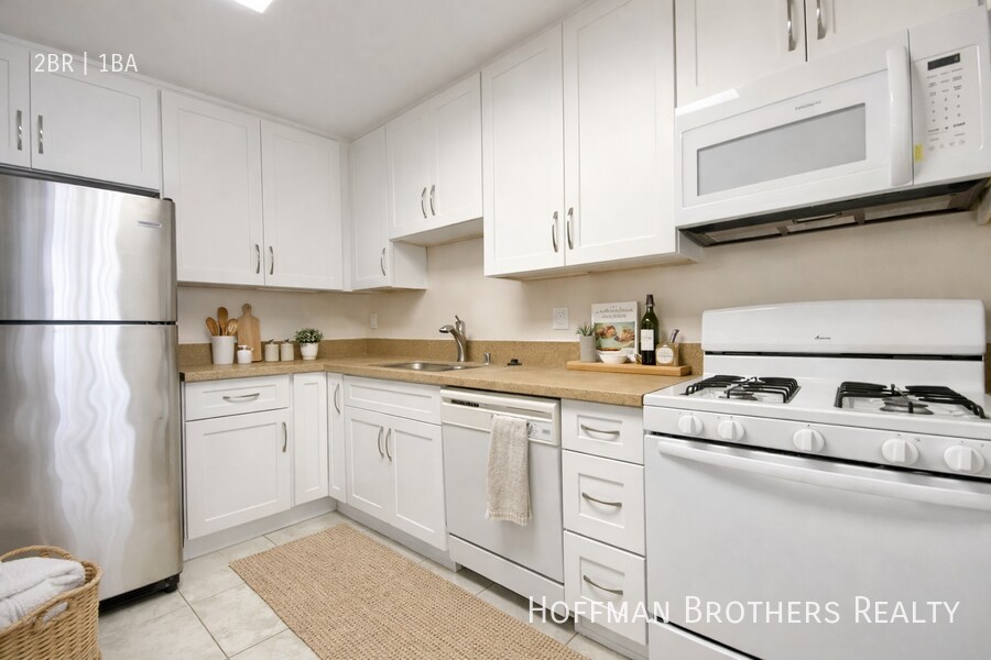 Building Photo - 1220 N Harper Ave