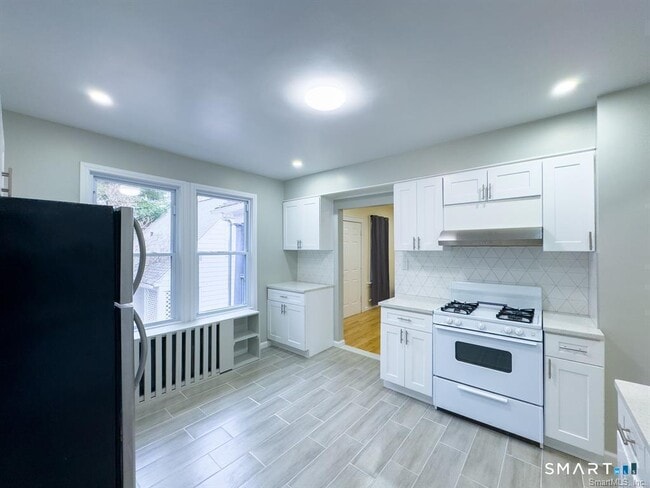 Building Photo - 23 Lake St