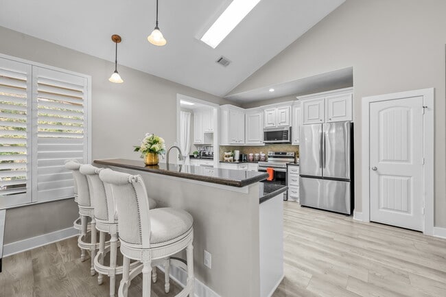 Building Photo - 13847 Pkwy Manor Dr