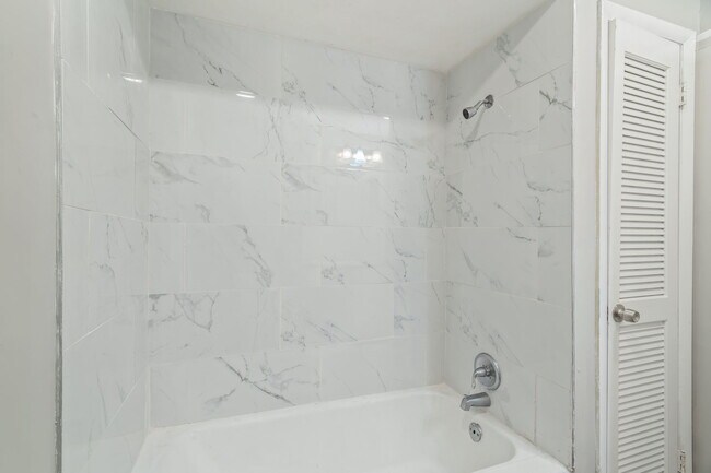 Building Photo - 3040 Woodbine Ave