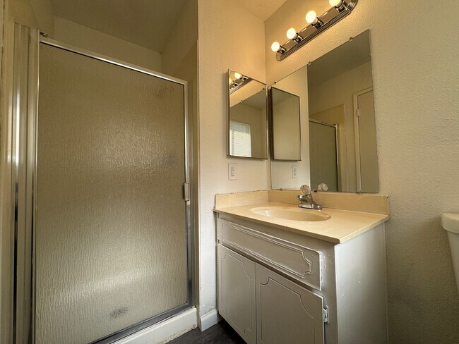 Building Photo - Three Bed, Two Bath Home In North Stockton