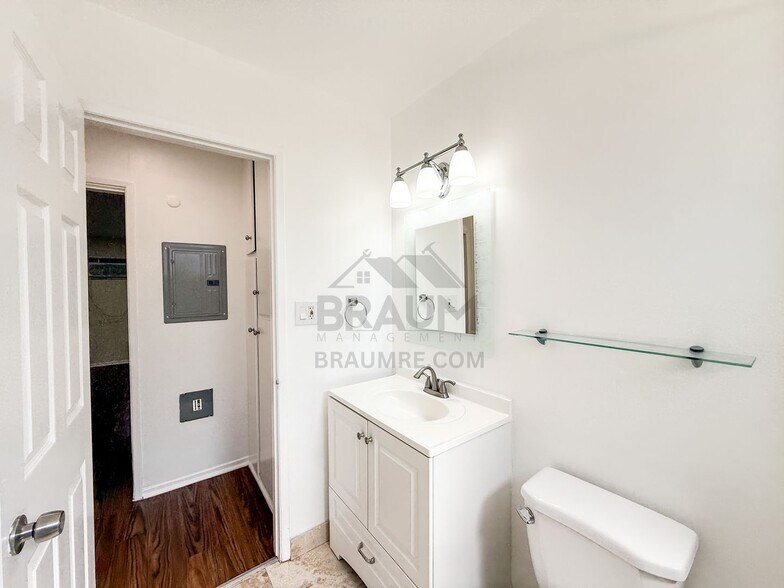 Building Photo - 5611 Fulcher Ave