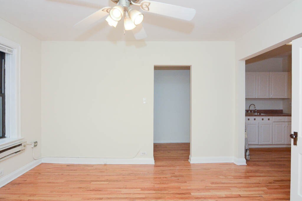 Building Photo - 545 W Wellington Ave