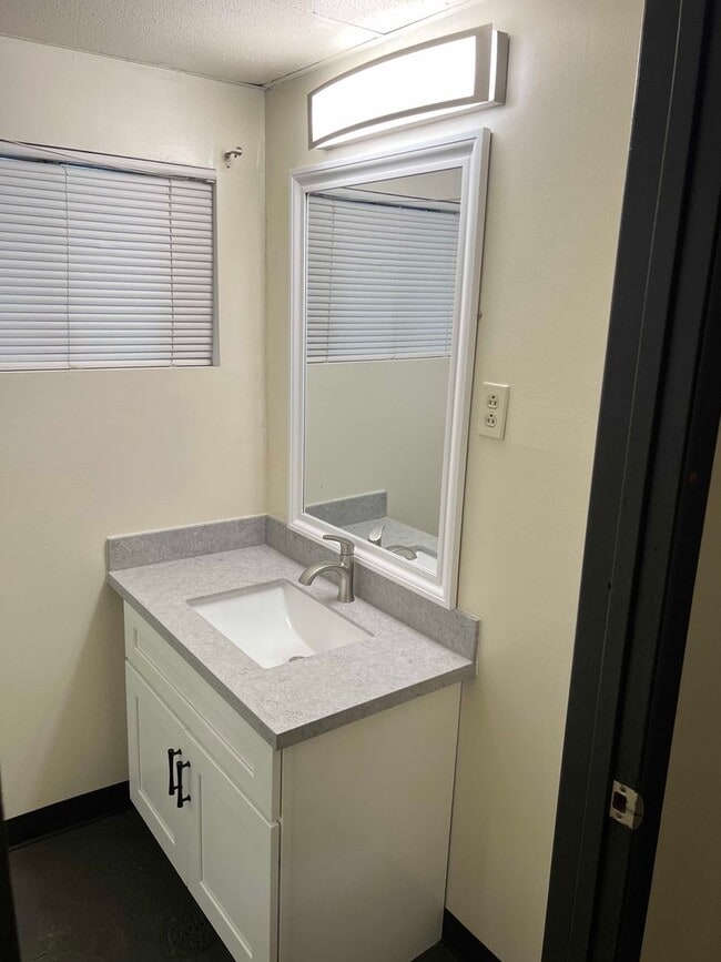 Building Photo - Great 8 Bedroom House Very Close to Univer...