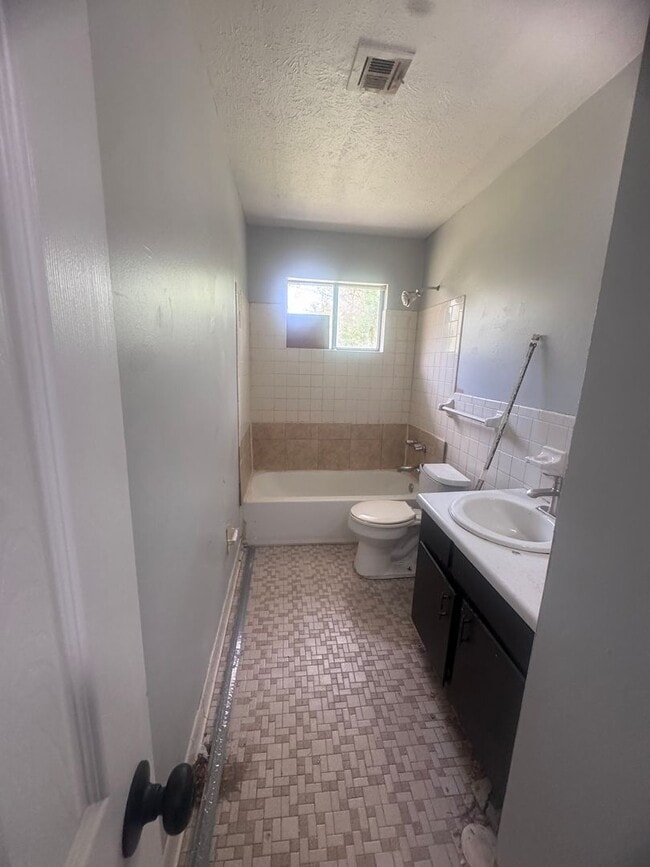 Building Photo - Newly Renovated Virginia Loop Road Home