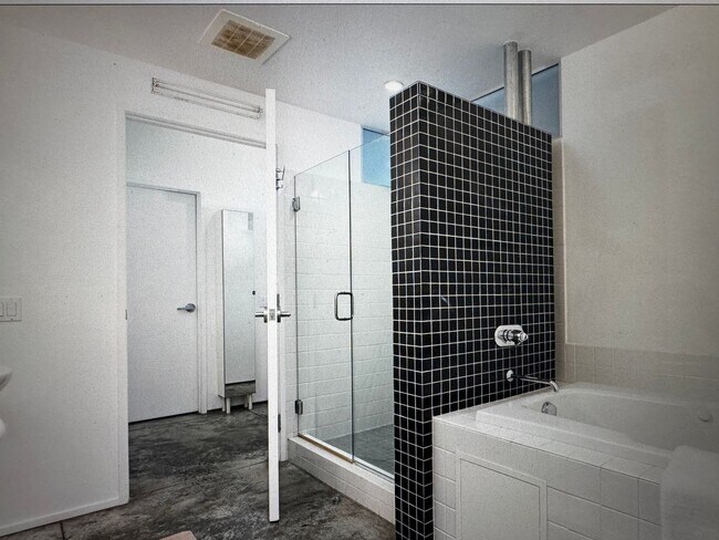 Building Photo - Executive Loft Available in Long Beach!