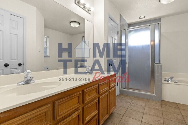 Building Photo - 714 Silver Creek Dr