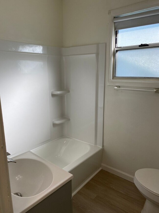 Building Photo - Rent Reduction!! 1bed/1bath Duplex within walking distance of Downtown Fairfield