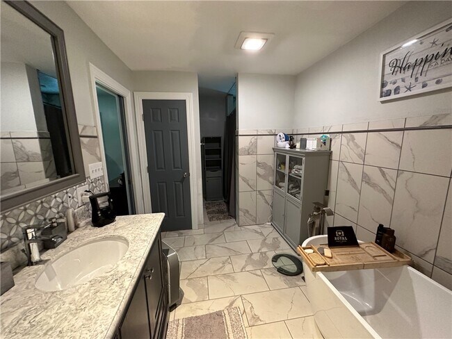 Building Photo - 6840 Haskell Dr