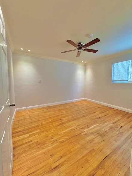 Building Photo - 3166 S Barrington Ave