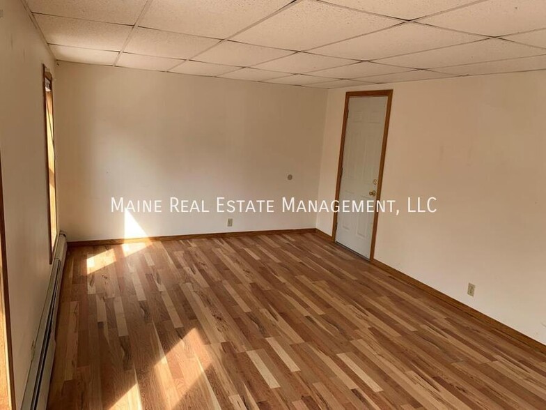 Building Photo - 104 Main St