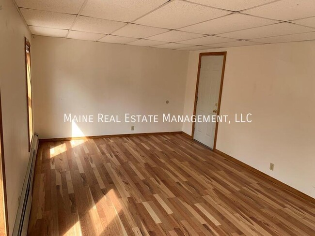 Building Photo - 104 Main St