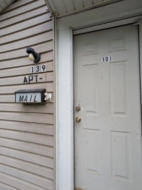 Building Photo - Spacious studio living in Sharon, PA!