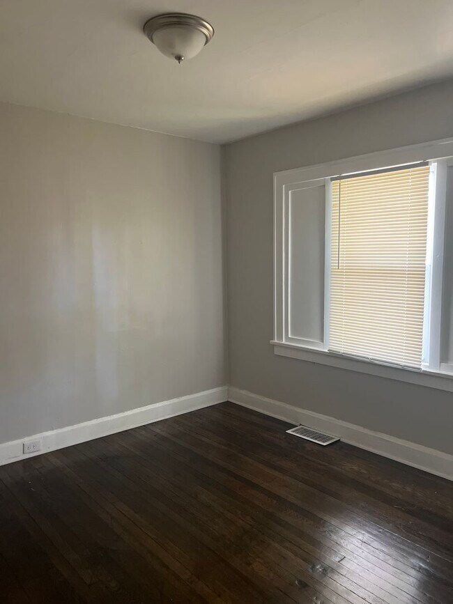 Building Photo - Cute & Cozy 2 Bedroom W/Bonus Room For Rent!!