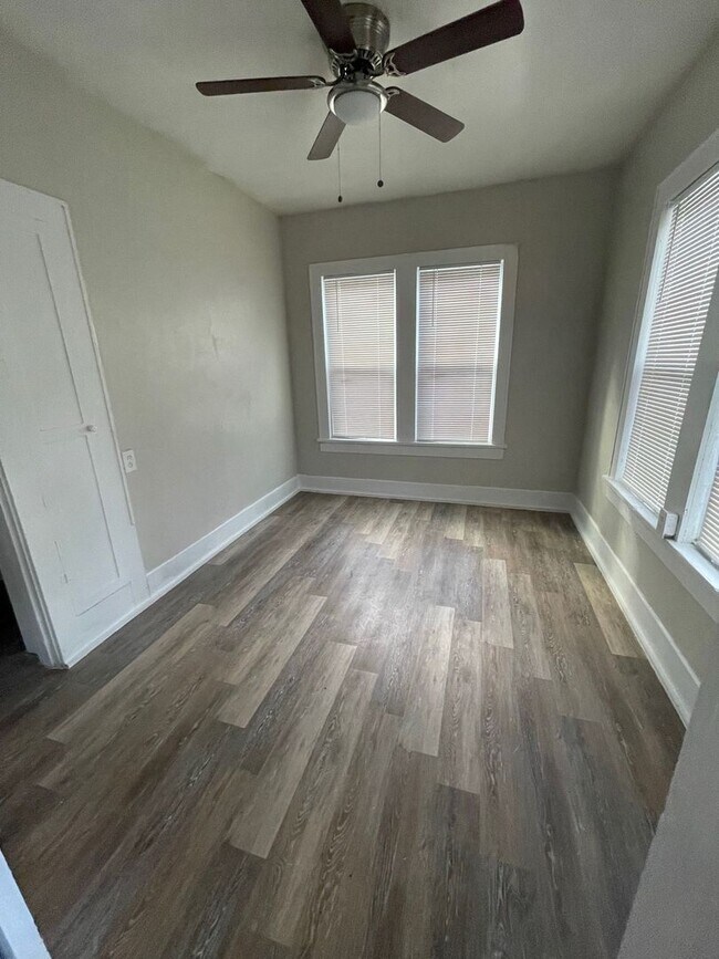 Building Photo - D&amp;G Ventures LLC-516/518 S. Nueces