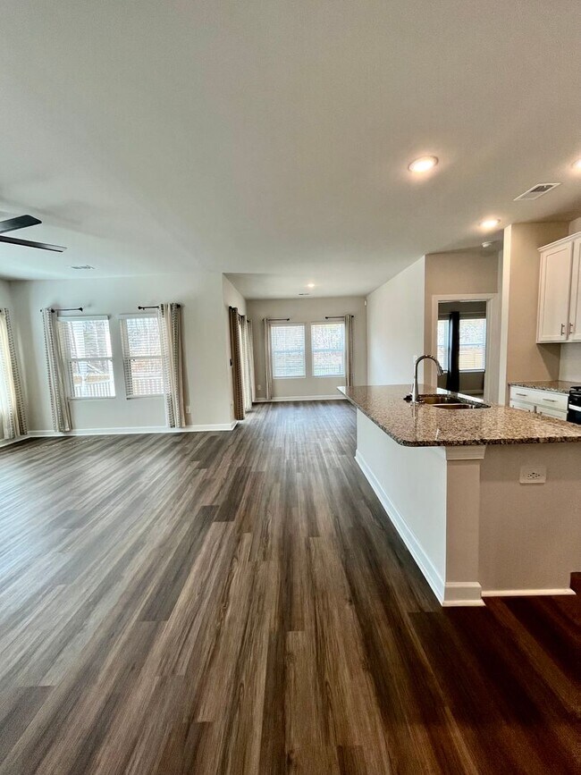 Building Photo - 3 BR, 2 BA with Fenced Yard and Fantastic Amenities!