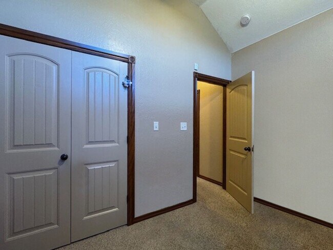 Building Photo - 320 Northeast Mountain Meadow Drive