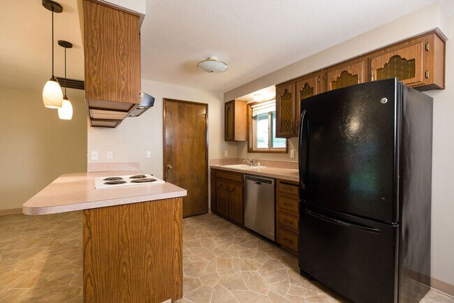 Building Photo - Immaculately maintained 3-bdr/1.5-bath ran...