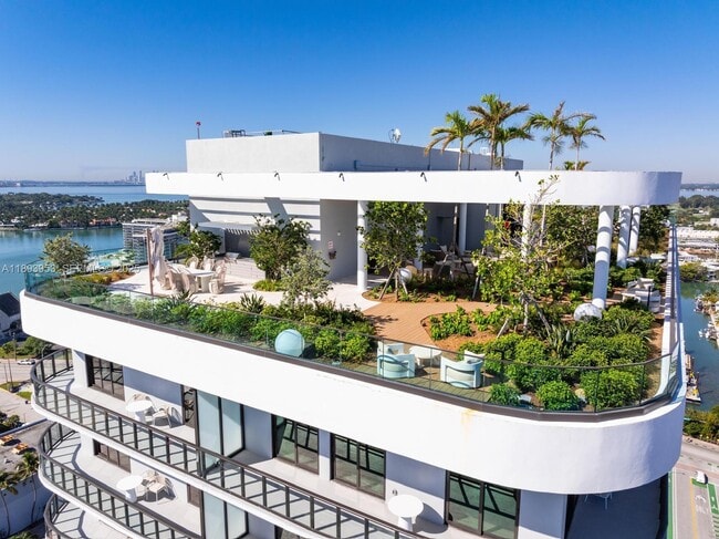 Building Photo - 580 72nd St