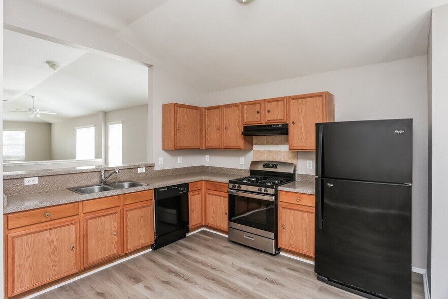 Building Photo - 914 Pryor Dr