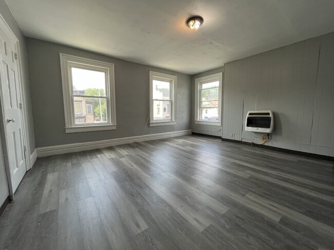 Building Photo - 662 Second Avenue Apt 2