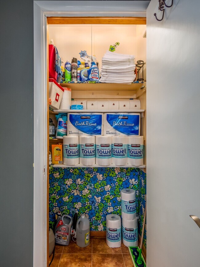 Building Photo - 123 E Alcott Rd